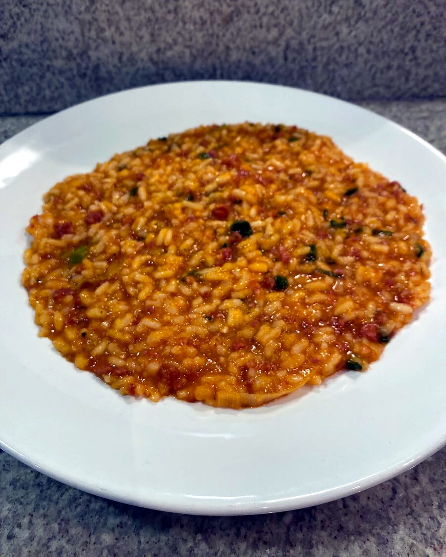 Risoto de linguiça Blumenau em prato branco